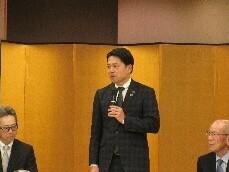 岐阜市電友会との懇談会に出席し、あいさつの様子