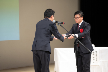 写真：表彰楯授与の様子