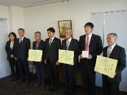 令和5年度岐阜市優良農林水産事業者表彰状授与式にて、挨拶及び表彰状授与の様子