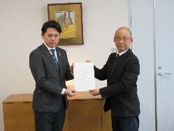 自治労岐阜県本部中央執行委員長 子安英俊氏が能登半島地震被災地への職員派遣にあたっての申し入れの様子