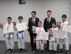 日本空手道 石榑道場所属の小・中学生が、第61回全国防具付空手道選手権大会における入賞を報告の様子