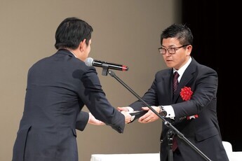写真:表彰楯授与の様子