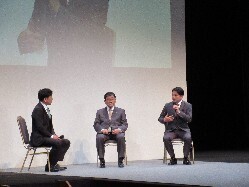 第33回ア・ミューズ岐阜ファッションショーに出席し、ステージ出演、トークセッション及び岐阜市長賞贈呈の様子