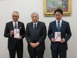 岐阜放送「チャリティースペシャル2024」贈呈式に出席し、あいさつの様子