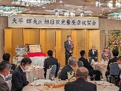 公益財団法人岐阜県防犯協会理事長 大平輝夫氏旭日双光章受章祝賀会に出席し、あいさつの様子