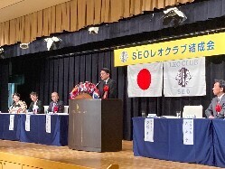 岐阜西ライオンズクラブ主催SEOレオクラブ結成会に出席し、あいさつの様子