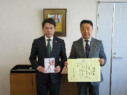 有限会社一誠代表取締役 吉川立洋氏からの市内中学生に対する消毒用ハンドジェルの寄附に対し、感謝状を贈呈の様子