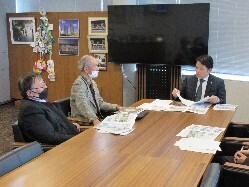 黒野城と加藤貞泰公研究会会長 河口耕三氏と面談の様子