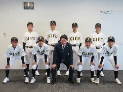 硬式野球クラブチーム「岐阜ヤング」に所属する市内中学校の生徒が、第32回ヤングリーグ春季大会東海支部予選大会での準優勝及び全国大会出場を報告の様子