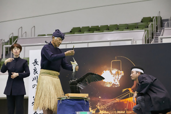 鵜匠による鵜飼の説明の様子