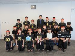 ドッジボールチーム「ガンバベアーズ」に所属する県内の小学生が、第33回春の全国小学生ドッジボール選手権岐阜県大会での優勝及び全国大会出場を報告の様子