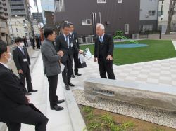 金岡公園を視察（同所）の様子