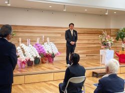 社会福祉法人堂角舎岩野田保育園落成式に出席し、祝辞（同所）の様子