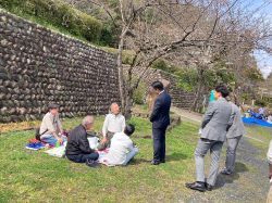 鷺山桜の会「花見の会」に出席し、あいさつ（鷺山公園）の様子