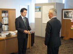 岐阜市土地開発公社役員辞令交付式の様子