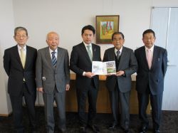 高桑桜保存会会長 加藤詞伯氏ほかと面談の様子