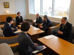 一般社団法人岐阜市医師会会長 林力氏、一般社団法人岐阜市歯科医師会会長 青木雅敏氏及び一般社団法人岐阜市薬剤師会会長 大橋哲也氏と面談の様子