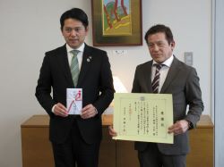 岐阜県中古自動車販売商工組合岐阜支部長 森嵜正利氏からの交通遺児に対する寄附に対し、感謝状を贈呈の様子