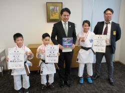 日本空手松濤連盟岐東支部に所属する県内の小学生が、「令和5年度スポーツ庁長官賞争奪日本生命杯第3回全日本少年少女空手道選抜大会」での優勝及び入賞を報告の様子