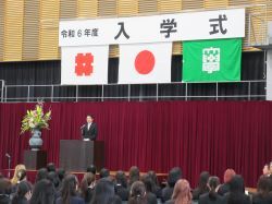岐阜市立女子短期大学入学式に出席し、告辞（同所）の様子