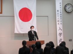 岐阜市立看護専門学校入学式に出席し、告辞（同所）の様子