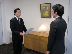 岐阜市教育委員会委員辞令交付式の様子