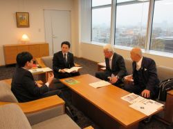 方県小学校創立150周年記念事業実行委員会委員長野口峰夫氏ほかと面談の様子