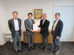 岐阜市商店街振興組合連合会理事長 北川均氏から 歩行者利便増進道路制度に対する要望書を受領の様子