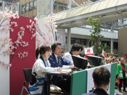 第52回道三まつり みこしパレードテレビ中継に出演（柳ケ瀬交差点）の様子
