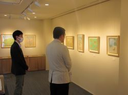 向井大祐氏個展 －いろ・とり・どりーを鑑賞（長江洞画廊）の様子
