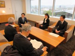 JICA海外協力隊派遣隊員 若森恵里氏が東ティモール民主共和国へ、天野久雄氏がフィジー共和国への出発を報告の様子