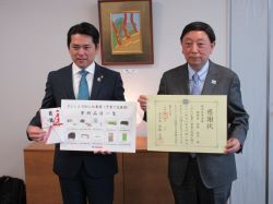 岐阜信用金庫理事長好岡政宏氏からの校内フリー スペース整備事業への寄附に対し、感謝状を贈呈の様子