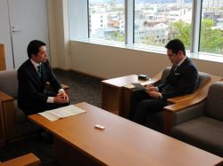 岐阜新聞社による「岐阜市2024年度予算特集」の 取材の様子