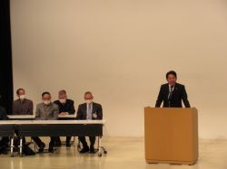 令和6年度第1回岐阜市民生委員・児童委員協議会 地区会長会に出席し、あいさつ（みんなの森 ぎふメディアコスモス）の様子