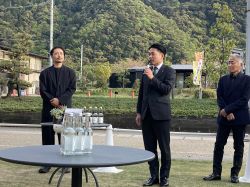 長良川夜市2024出発式に出席し、あいさつ（＆n）の様子