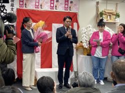 岐南町長選挙当選祝いに出席し、あいさつ（岐南町）の様子