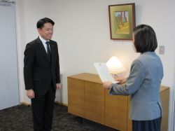 法務省人権擁護委員の委嘱状伝達式の様子