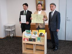 大垣共立銀行及び株式会社ナカキピーエムからの 私募債を活用した児童館への絵本と絵本ラックの寄附に対して感謝状を贈呈の様子