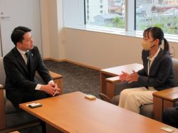 岐南町長 後藤友紀氏が就任のあいさつの様子