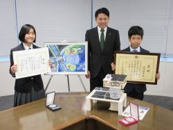 市橋小学校6年 山口裕大さんが第82回全日本学生児童発明くふう展にて内閣総理大臣賞受賞を、岐阜大学教育学部附属小中学校8年 田中彩結さんが第46回未来の科学の夢絵画展にて朝日中高生新聞賞受賞を報告の様子