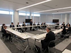 令和6年度長良川薪能実行委員会総会に出席し、あいさつの様子