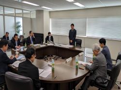 令和6年度第1回岐阜県市長会役員会議に出席し、あいさつ及び議事進行（OKBふれあい会館）の様子