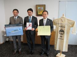 岐阜信用金庫理事長 好岡政宏氏から鵜飼観覧船事業への警備船及び船員用雨合羽の寄附に対して感謝状を贈呈の様子
