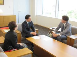岐阜西ライオンズクラブ会長 大橋良広氏ほかと面談の様子