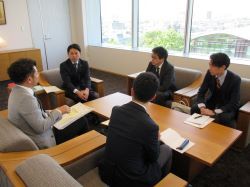 読売グループ本社社長室販売支援部次長 瀧澤圭一郎氏ほかと面談の様子