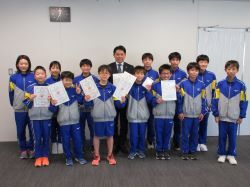 岐阜スイミングスクール所属の鶉小学校5年 大平涼太朗さんほか県内小中学生が「第46回（2023年度）全国JOCジュニアオリンピックカップ春季水泳競技大会」出場及び優勝を報告の様子