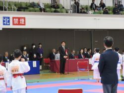 第23回岐阜県空手道選手権大会に出席し、あいさつ（岐阜メモリアルセンターで愛ドーム）の様子