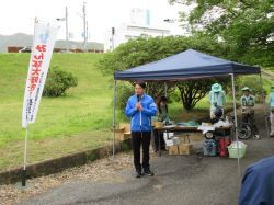 令和6年度長良川環境巡視活動開始式に出席し、あいさつ（長良橋上流右岸河原入り口）の様子
