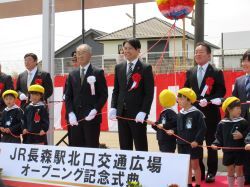 JR長森駅北口交通広場オープニング記念式典に出席し、あいさつ及びくす玉開被（同所）の様子