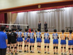 神奈川県立大和南高等学校と岐阜県立岐阜商業高等学校の女子バレーボール部の交流試合であいさつ。その後、試合を観戦（県立岐阜商業高等学校）の様子